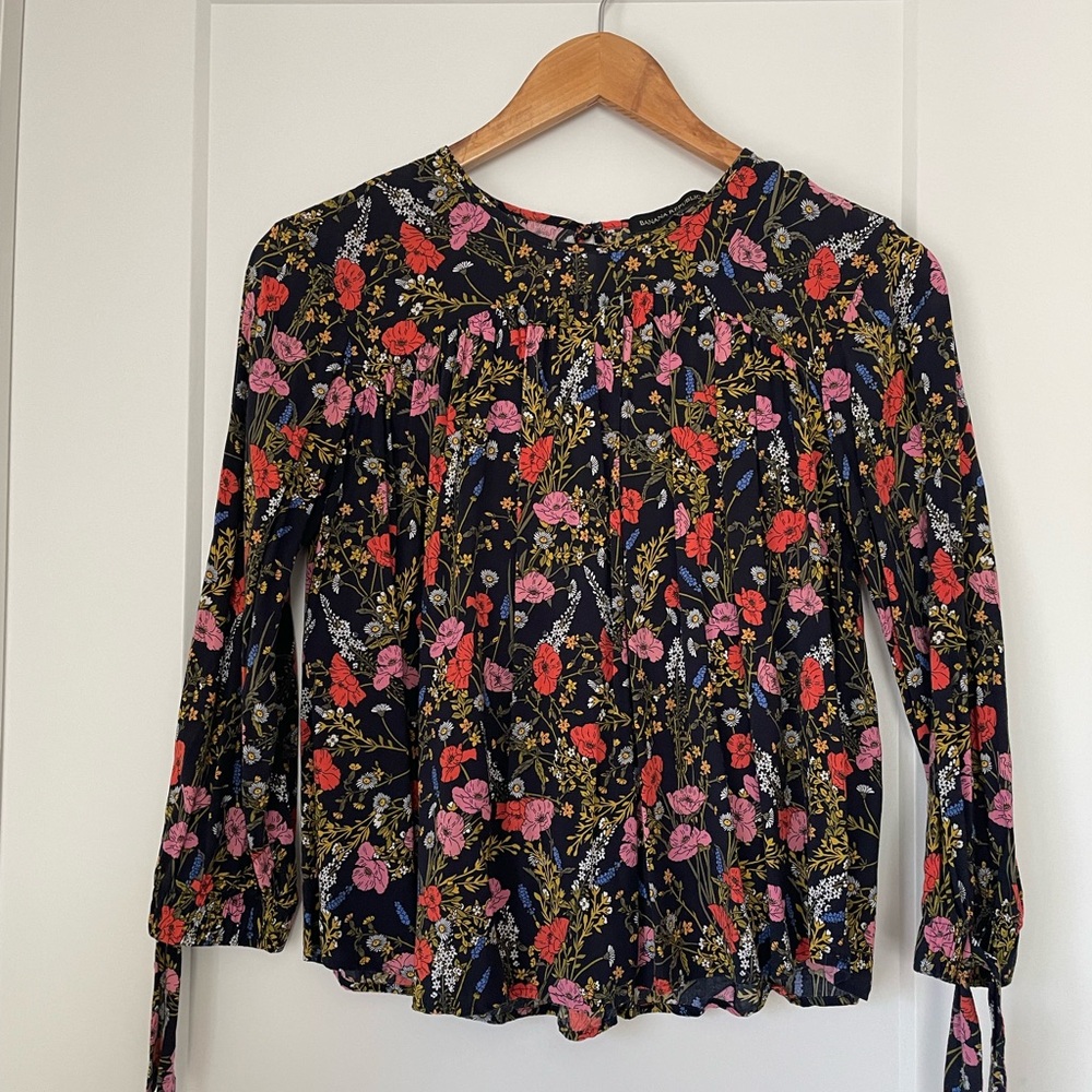 BANANA REPUBLIC Black Floral Blouse petite xs - Picture 3 of 9